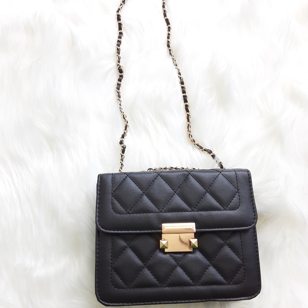 Womens Juniors Faux Leather Black Quilted Shoulder bag w/Gold Chain Strap. NWOT